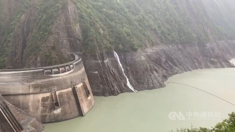 德基水庫集水區24日下午降雨,居民歡喜聽見下雨的聲音,盼雨可以下久一點,為水庫解渴。(民眾提供)中央社記者趙麗妍傳真 110年5月24日