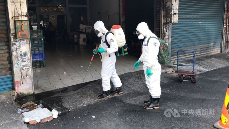 屏東縣潮州鎮發生武漢肺炎群聚感染,截至23日有8人確診;縣政府24日出動國軍化學兵展開大消毒。(潮州鎮公所提供)中央社記者郭芷瑄傳真 110年5月24日