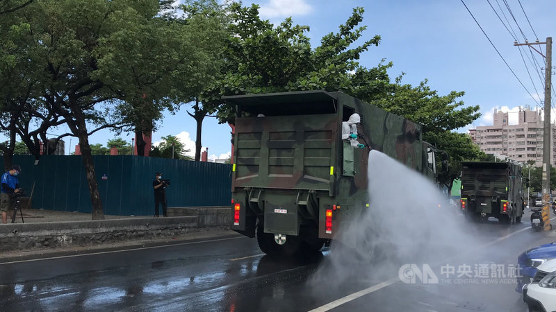 屏東縣潮州鎮發生武漢肺炎群聚事件,縣政府24日起進行2天的全鎮大消毒,出動國軍化學兵與車輛沿街噴灑。(潮州鎮公所提供)中央社記者郭芷瑄傳真 110年5月24日