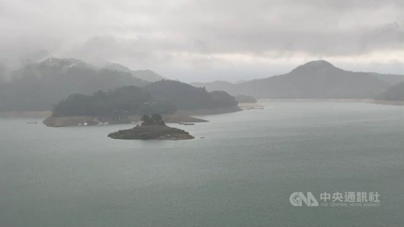 南投縣多個鄉鎮24日下午降雨,國姓鄉多個測站雨量居全縣排名前段,日月潭也有27.5毫米。圖為日月潭降雨。(民眾提供)中央社記者蕭博陽南投縣傳真 110年5月24日