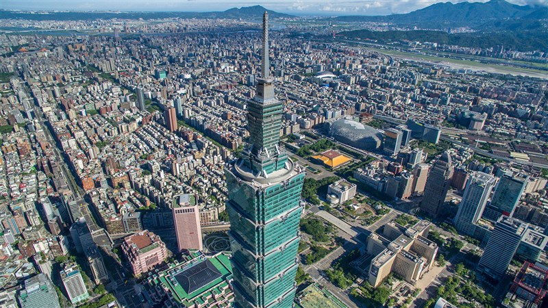 台北101大樓79樓法巴人壽員工20日確診送醫治療,台北101表示,已緊急完成消毒並提高換氣強度。(圖取自台北101官方網頁taipei-101.com.tw)