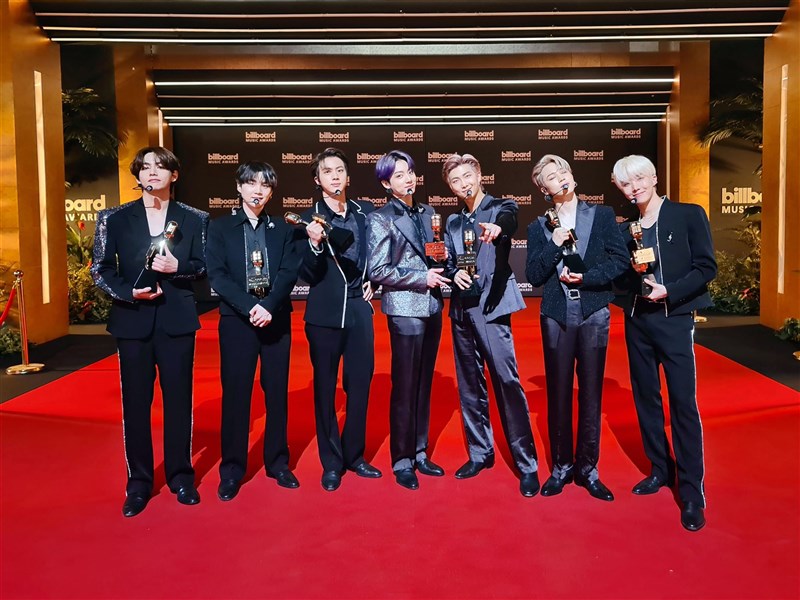 韓國高人氣團體BTS24日在美國「告示牌音樂獎」奪得4冠王殊榮,刷新自身獲獎紀錄。(圖取自twitter.com/bts_bighit)