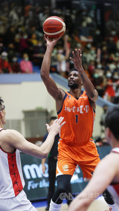 第18季超級籃球聯賽(SBL)年度數據獎項24日出爐,例行賽效力桃園璞園、季後賽改披裕隆納智捷戰袍的喬丹(Jordan Tolbert)(橘色球衣),拿下籃板王與抄截王。(中華民國籃球協會提供)中央社記者黃巧雯傳真 110年5月24日