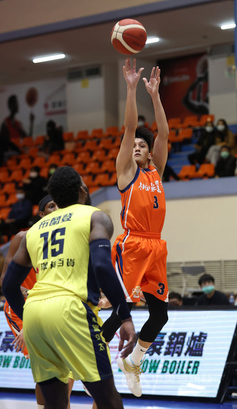 第18季超級籃球聯賽(SBL)年度數據獎項24日出爐,桃園璞園建築吳家駿(橘色球衣)首獲助攻王,他除了謝謝球迷不離不棄外,也強調將虛心學習、持續努力。(中華民國籃球協會提供)中央社記者黃巧雯傳真 110年5月24日