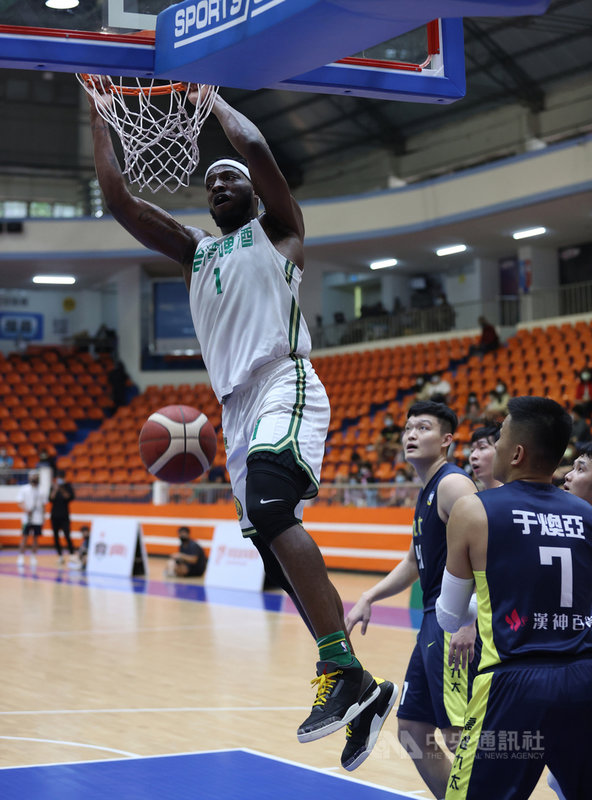 第18季超級籃球聯賽(SBL)年度數據獎項24日出爐,台啤洋將米勒(JD Miller)(左)榮獲得分王及阻攻王。(中華民國籃球協會提供)中央社記者黃巧雯傳真 110年5月24日