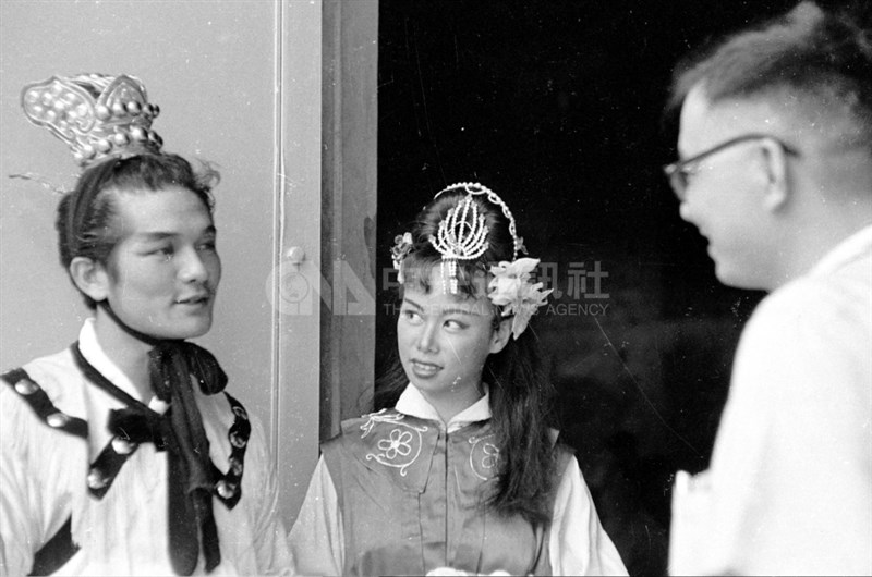 李玉芬(中)能唱能跳,備受資深導演、玉峯影業及湖山片廠創辦人林摶秋賞識,在玉峯影業第一部舞台劇「貂蟬」(鳳儀亭)中擔綱飾演貂蟬。(中央社檔案照片)