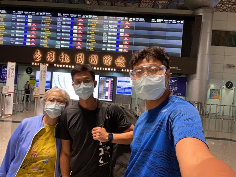 台灣網球好手盧彥勳(中)23日搭機前往法國,備戰月底登場的大滿貫法國網球公開賽。(圖取自facebook.com/LuRendy)