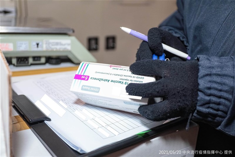 疫情掀疫苗搶打,中央流行疫情指揮中心25日表示,最新到貨約41萬劑的AZ疫苗,最快將在27日配發各地,應可在28日起開始施打,以專責病房醫護優先接種。(指揮中心提供)