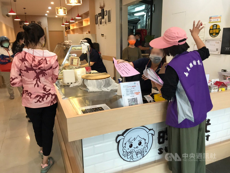 三級疫情警戒禁止現場飲食,嘉義縣衛生局24日針對縣轄內各餐飲業、便利商店和超級市場等進行查核取締,共稽查510家餐飲業和37家食品販賣業,查無違規情事。(嘉義縣政府提供)中央社記者蔡智明傳真 110年5月25日