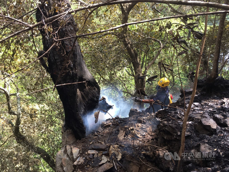 台中市谷關七雄之一的馬崙山19日發生森林火警,24日下午山區降雨,火勢稍獲控制,救火人員25日進行火場巡查,尋找煙點撲滅。(東勢林管處提供)中央社記者趙麗妍傳真 110年5月25日