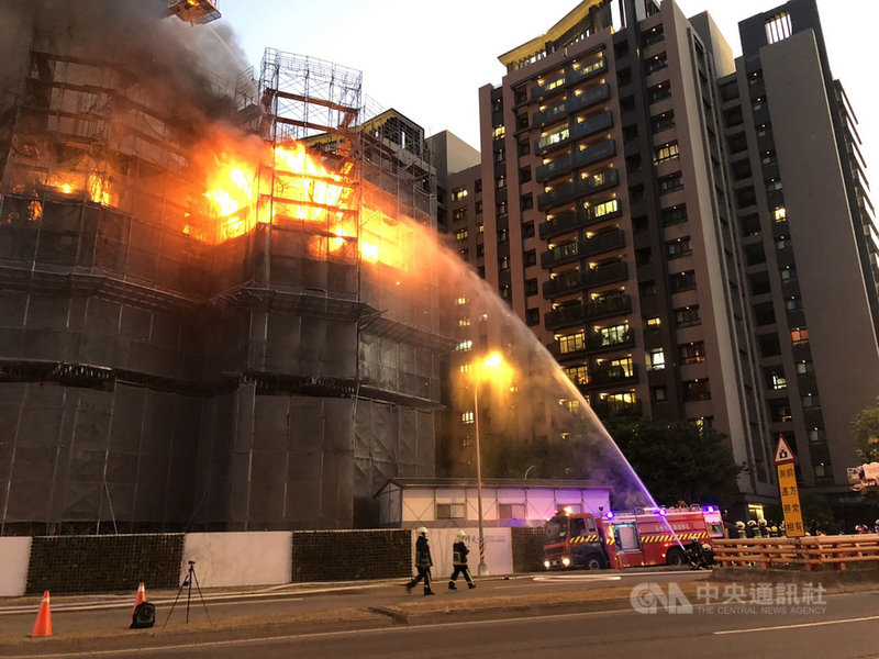 台中市消防局表示,25日晚間獲報,南屯區向上路四段與忠勇路口一處建案工地起火燃燒,隨即派遣人車到場灌救,現場火勢猛烈。(民眾提供)中央社記者蘇木春傳真 110年5月25日