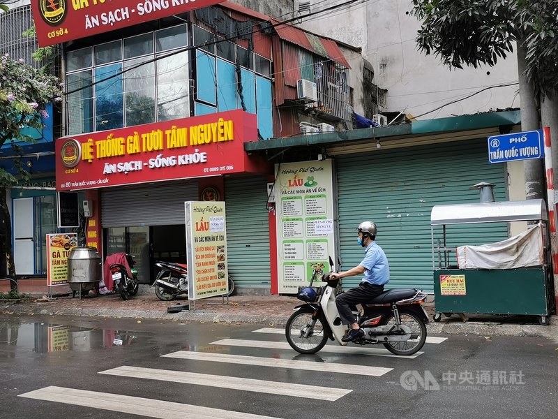 越南首都河內市下令,全市餐廳自25日中午起禁止內用,部分店家鐵門拉一半接外送訂單,有些乾脆關門。中央社記者陳家倫河內攝 110年5月25日
