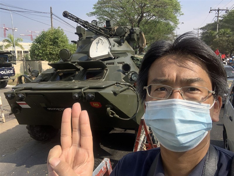 日籍記者北角裕樹兩度遭到軍政府逮捕,第二次甚至進了監獄。圖為北角裕樹在報導抗議政變現場。(北角裕樹提供)中央社記者呂欣憓曼谷傳真 110年5月25日