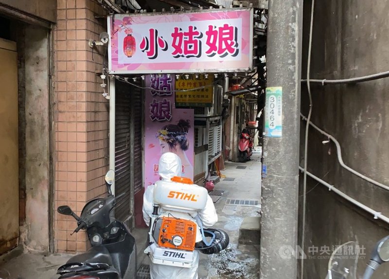 基隆市府24日公布孝四路「小姑娘小吃店」1名女員工確診,由於基隆市24日下午下起大雨,原定規劃的消毒作業取消,25日下午由環保局持續派員到小吃店等處加強消毒。中央社記者王朝鈺攝 110年5月25日
