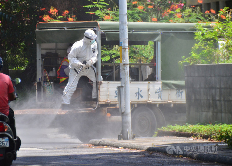 中央流行疫情指揮中心25日宣布台東出現2例武漢肺炎本土確診病例,台東縣政府上午已掌握消息,立即指示環保局人員前往個案足跡點加強消毒。中央社記者盧太城台東攝 110年5月25日