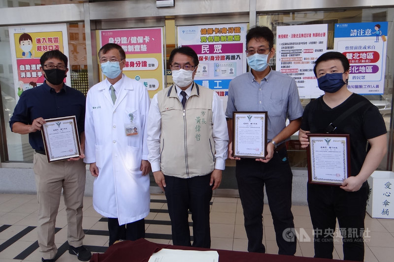 台南市日本人協會25日贈送日式便當給奇美醫學中心醫護人員,由奇美醫學中心院長邱仲慶(左2)代表接受,台南市長黃偉哲(中)也到場感謝日本友人的支持。中央社記者楊思瑞攝 110年5月25日