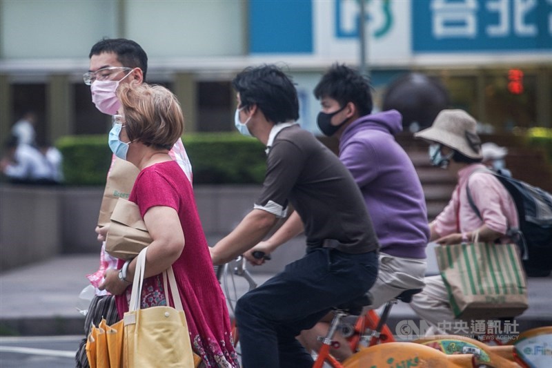 全國第三級警戒延長至6月14日,指揮官陳時中強調疫情無急劇惡化,暫無升級規劃。圖為民眾外出戴護目鏡、口罩防疫。中央社記者裴禛攝 110年5月25日