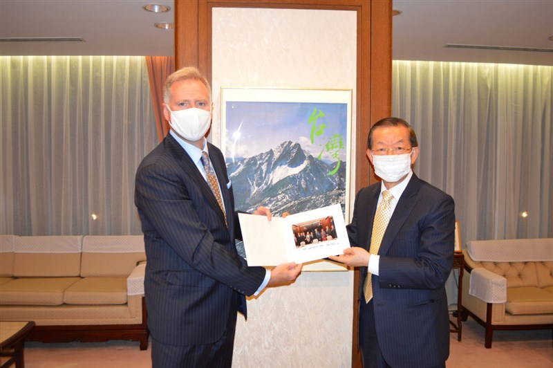駐日代表謝長廷(右)24日晚間邀請美國駐日代理大使楊舟及日方政要友人在駐日代表職務官舍(通稱官邸)餐敘,這是首度美國官方人士首度進入中華民國駐日代表處職務官舍。(駐日代表處提供)中央社記者楊明珠東京傳真 110年5月25日