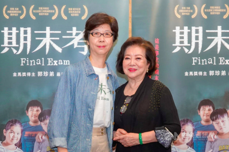 國片「期末考」由導演郭珍弟(左)執導,由於疫情延燒,宣布延後6月初上映檔期,預計8月20日重新上檔,金馬影后陳淑芳(右)參演並力推,「這麼重要的電影一定要讓大家都看到」。(海鵬影業提供)中央社記者葉冠吟傳真 110年5月25日