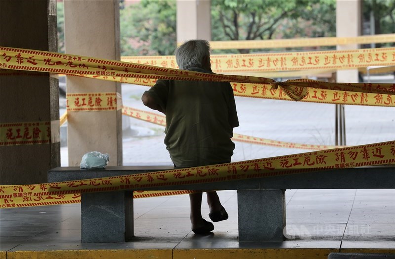 指揮中心專家張上淳表示,希望盡量將重症高風險族群,如高齡者、困難處理的慢性疾病患者送往醫院。圖為公園設施暫時封閉,以減少使用者接觸及人潮聚集。(中央社檔案照片)
