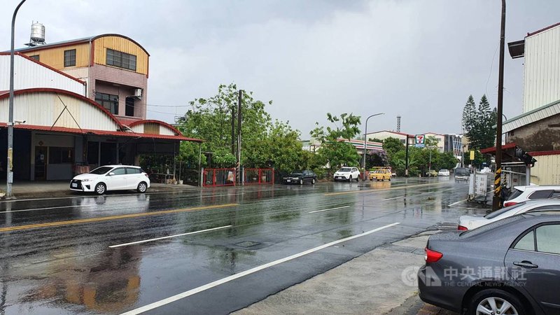 高雄市內門區25日下午2時許開始降雨,雨勢一度很大,水利署資訊顯示時雨量一度有73毫米,已達大雨等級。(民眾提供)中央社記者王淑芬傳真 110年5月25日