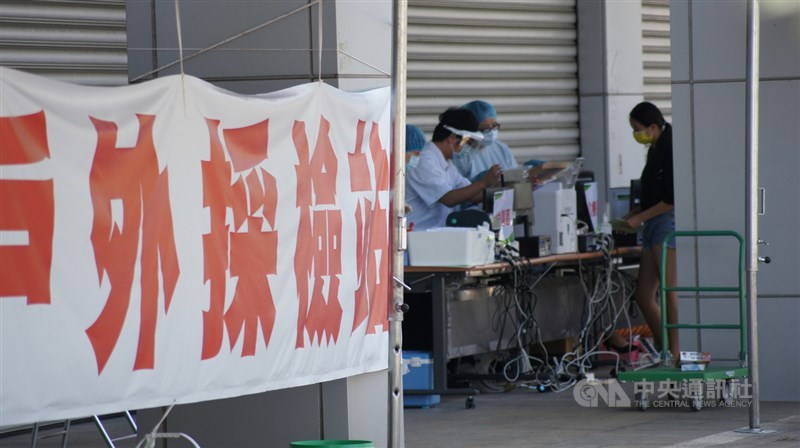 彰化縣員林市一間養生會館爆發武漢肺炎群聚感染，25日上午有民眾前往員林基督教醫院設立的戶外篩檢站排隊，等待篩檢。中央社記者吳哲豪彰化攝 110年5月25日