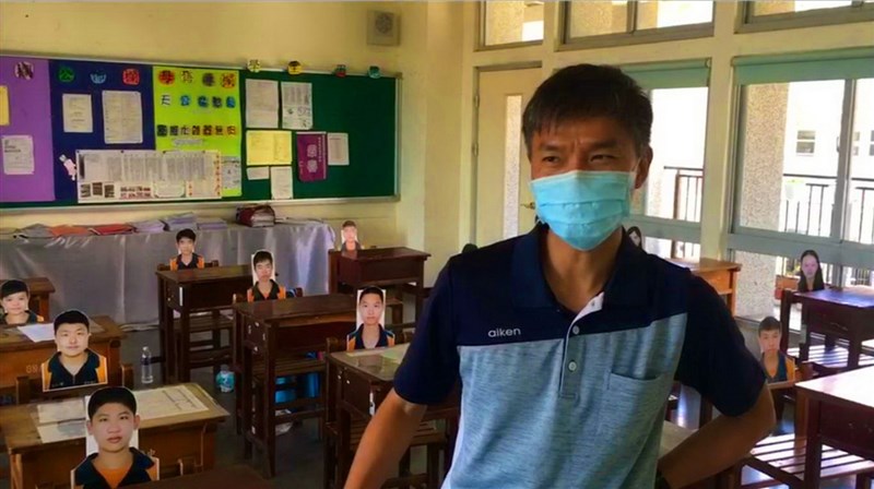 遠距教學不甘寂寞,雲林縣虎尾國中自然科老師王迪元接受媒體採訪時說,放上學生照片感覺學生就在教室內一樣,而且看到照片腦海會浮現平日上課的樣態畫面。(民眾提供)中央社記者姜宜菁傳真 110年5月25日