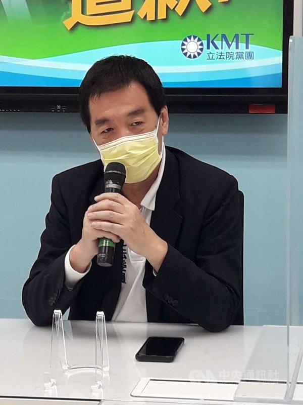 國民黨立法院黨團總召費鴻泰(圖)25日受訪表示,這會期將於31日結束,屆時疫苗採購調閱專案小組也就結束了,黨團會在下會期會要求繼續成立一個新的疫苗調閱小組,並希望疫苗調閱小組提早運作。中央社記者范正祥攝 110年5月25日