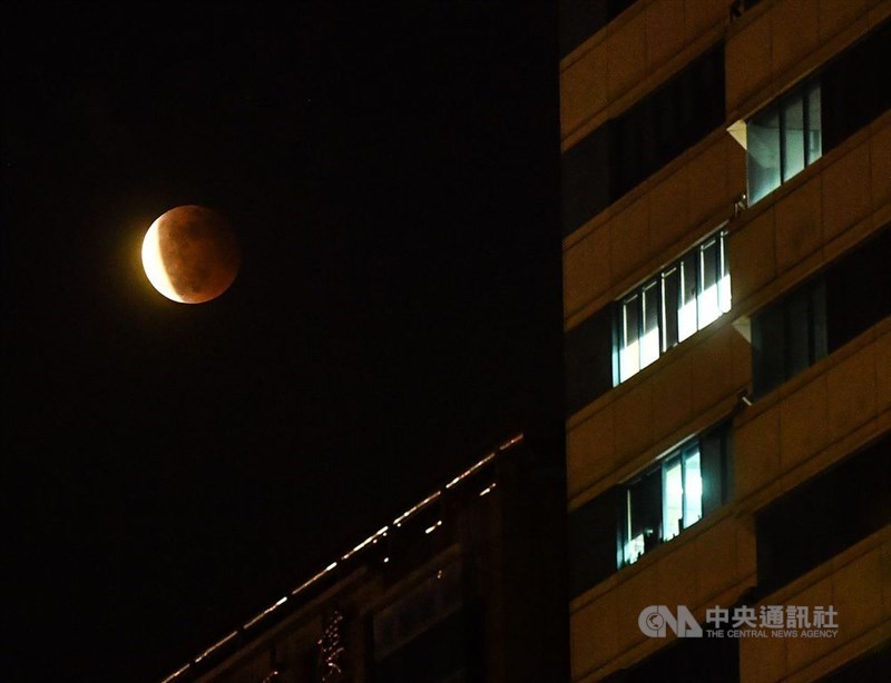 兩大罕見天文現象橙紅色「月全食」及「超級月亮」同時發生，天文奇景「超級血月」（Super Blood Moon）26日晚間登場。中央社記者鄭清元攝 110年5月26日