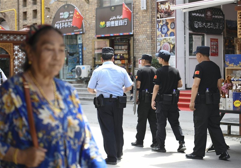 一名軟體工程師接受英國廣播公司(BBC)訪問,指稱在新疆數間警察局,安裝使用AI和臉部辨識技術系統,來偵測新疆維吾爾人的情緒狀態。圖為警察在烏魯木齊市中心巡查。(檔案照片/共同社)