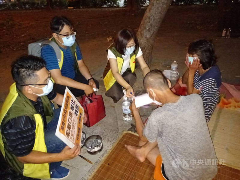 疫情升溫,高雄市政府社會局近日到街友露宿及活動地點加強宣導戴口罩並鼓勵入住短期旅館,目前已陸續有31人入住。(高市府社會局提供)中央社記者王淑芬傳真 110年5月26日