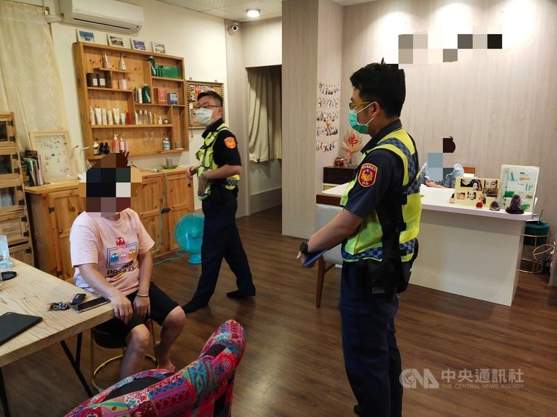武漢肺炎疫情升溫,台東縣警方25日晚間查獲一間芳療館有客人進入消費,通報衛生單位人員到場稽查告發;警方強調,依規定指壓、按摩等場所目前都應停業,違反者最高可罰新台幣30萬元罰鍰。(警方提供)中央社記者盧太城台東傳真 110年5月26日