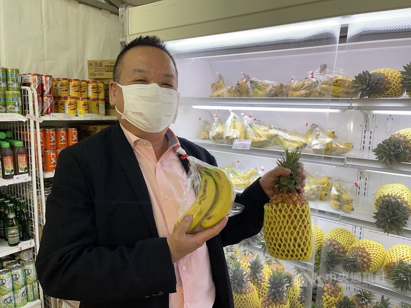 台灣祭執行委員會顧問張維正表示,5月22日重啟的台灣祭活動以台灣水果為主題,鳳梨、香蕉芒果、荔枝等將陸續進貨。中央社記者楊明珠東京攝 110年5月26日