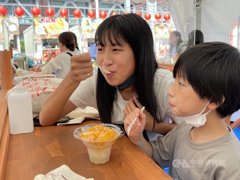 東京鐵塔台灣祭受到緊急事態宣言發佈的影響，一度停辦，5月22日低調重啟。有孩童與家長一起前來吃芒果冰，享受如同身在台灣的氣氛。中央社記者楊明珠東京攝  110年5月26日