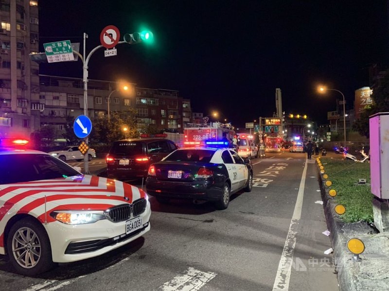 國道1號三重交流道26日晚間有長髮女子攀爬到匝道電子號誌牌上,警方封閉部分車道救援,順利將人救下送醫。中央社記者王鴻國攝 110年5月26日