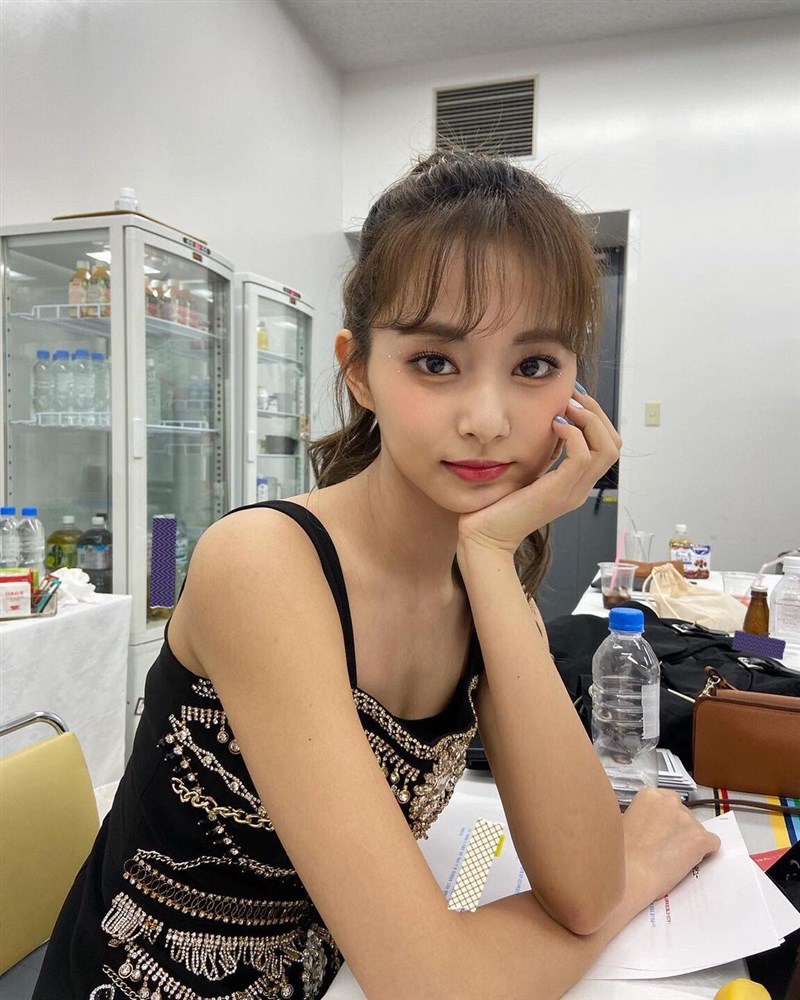 南韓人氣女團TWICE台籍成員周子瑜(圖)25日和團員多賢直播與歌迷閒聊,在直播約43分10秒起,周子瑜掛念台灣疫情,為台灣加油打氣。(圖取自instagram.com/twicetagram)