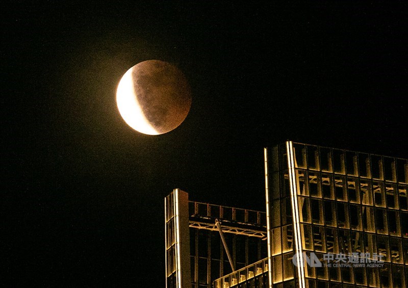 天文奇景「超級血月」(Super Blood Moon)26日晚間登場,為兩大罕見天文現象橙紅色「月全食」及「超級月亮」同時發生。中央氣象局指出,東北角、宜蘭雲層偏多,晚間看見月全食機會較小,但西半部目前視野都不錯。中央社記者謝佳璋攝 110年5月26日