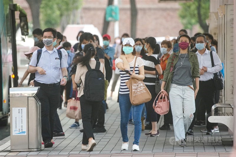 指揮中心26日宣布,未來外出沒戴口罩將直接開罰,但失智症患者偶爾掉下來可例外不罰,外送員在空曠處也可拿下口罩用餐。圖為台北車站外民眾皆配戴口罩。中央社記者裴禛攝 110年5月25日