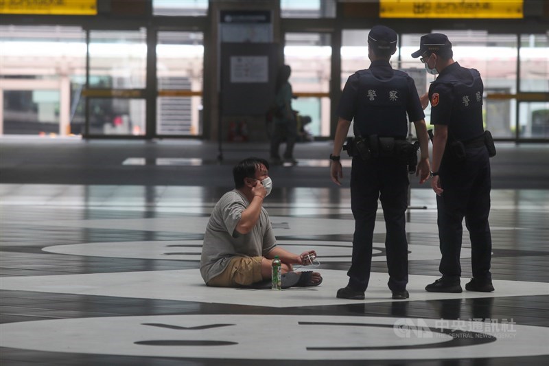 台北車站駐站員警加強查察與稽核易群聚場所，並提醒民眾不要在車站大廳逗留。中央社記者吳家昇攝 110年5月26日