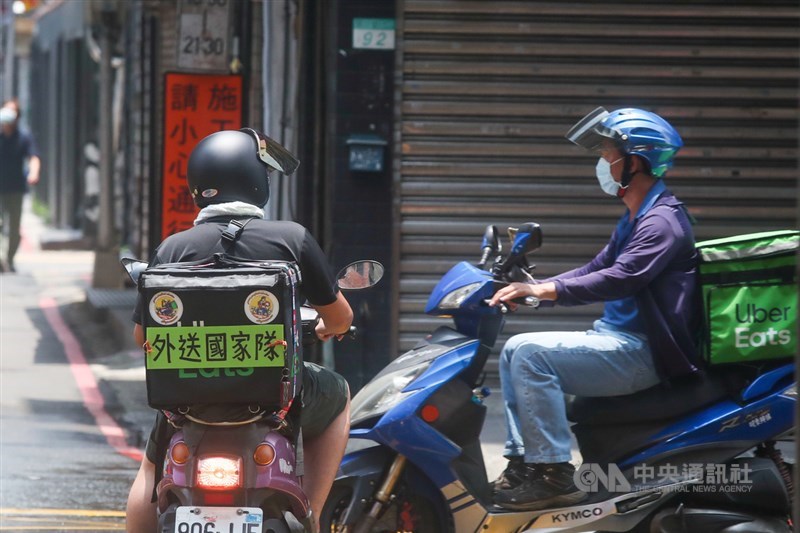 外送員在外送包上貼「外送國家隊」字樣，挺台灣度過疫情。中央社記者吳家昇攝 110年5月26日