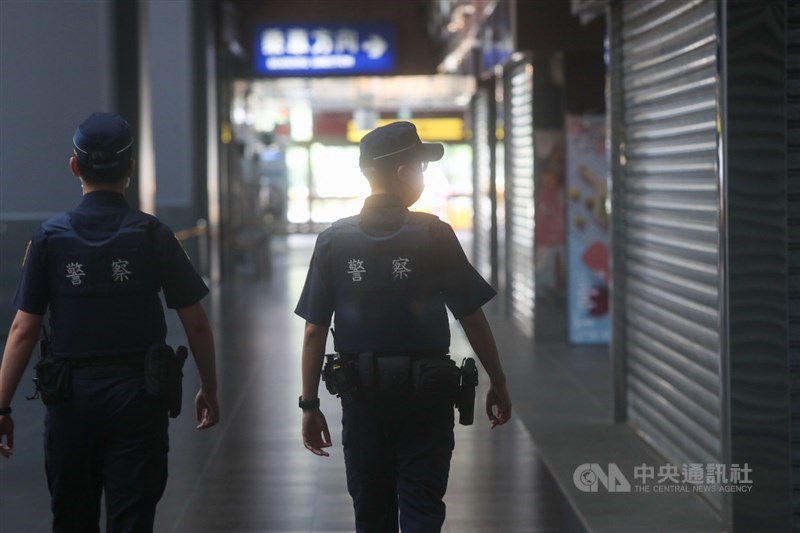 台北車站駐站員警加強查察與稽核易群聚場所，巡邏時不忘配戴口罩，保護自己也保護他人健康。中央社記者吳家昇攝　110年5月26日