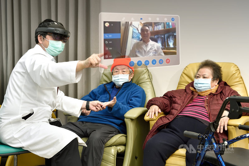 微軟於5月25日至27日在線上舉行Microsoft Build 2021開發者大會，執行長納德拉演講的影片中呈現台灣天晟醫院醫生使用微軟HoloLens裝置對患者進行遠距診斷畫面。（微軟提供）中央社記者吳家豪傳真 110年5月26日