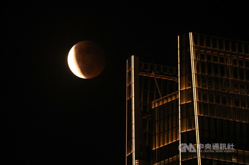 天文奇景「超級血月」（Super Blood Moon）26日晚間登場，為兩大罕見天文現象橙紅色「月全食」及「超級月亮」同時發生。在天候許可下，民眾可在夜空中欣賞紅色月食。中央社記者謝佳璋攝 110年5月26日