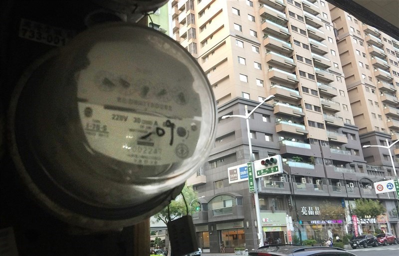 在家防疫推升用電需求,近期用電量連續數日處於「供電吃緊」黃燈區間,台電預估26日尖峰備轉率為7.22%,最高用電量可能達3750萬瓩。(中央社檔案照片)