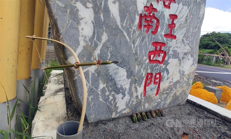 疫情升溫,台東原住民部落紛紛採取自主管理,封山、封溪禁止遊客進入,台東市普悠瑪部落卑南族人設立「結界」,希望阻止病毒進入部落。中央社記者盧太城台東攝 110年5月26日