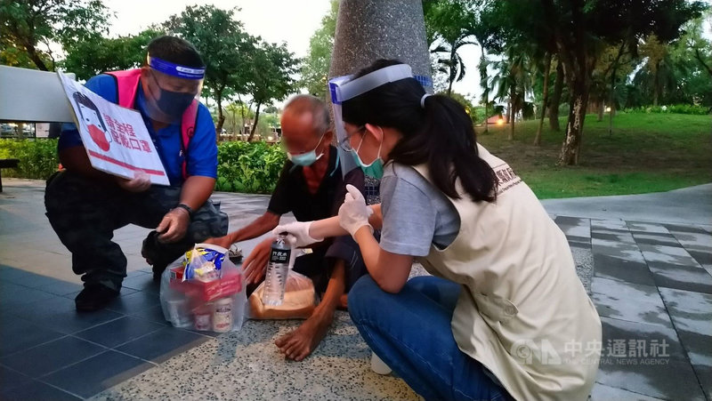 武漢肺炎(2019冠狀病毒疾病,COVID-19)升至三級警戒後,屏東縣開出520件違反傳染病防治法舉發單,其中,沒戴口罩勸導不聽487件;另外,縣府也祭出12項紓困方案,盼協助縣民度過疫情。(屏東縣政府提供)中央社 110年5月26日