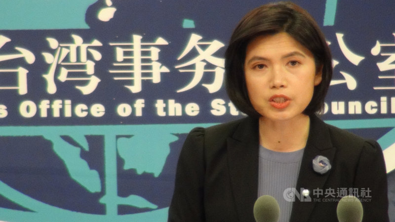 大陸國台辦發言人朱鳳蓮(圖)26日表示,陸方有關民間機構願意向台灣捐贈一批COVID-19疫苗,「至於捐贈何種疫苗,我想應該會考慮接受方的意願」。中央社記者繆宗翰北京攝 110年5月26日