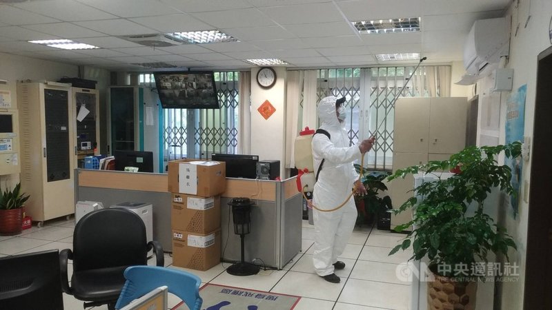 新北市政府警察局刑事警察大隊一名員警確診武漢肺炎,其同住胞兄在樹林分局服務,呈快篩陽性,刑大與樹林分局已針對廳舍擴大噴消。(警方提供)中央社記者沈佩瑤傳真 110年5月26日