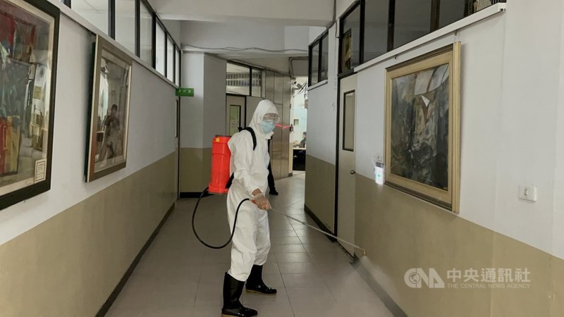 新北市刑事警察大隊一名員警確診COVID-19(2019冠狀病毒疾病,武漢肺炎),其同住胞兄在樹林分局服務,快篩陽性,刑大與樹林分局已針對廳舍擴大噴消。(警方提供)中央社記者沈佩瑤傳真 110年5月26日