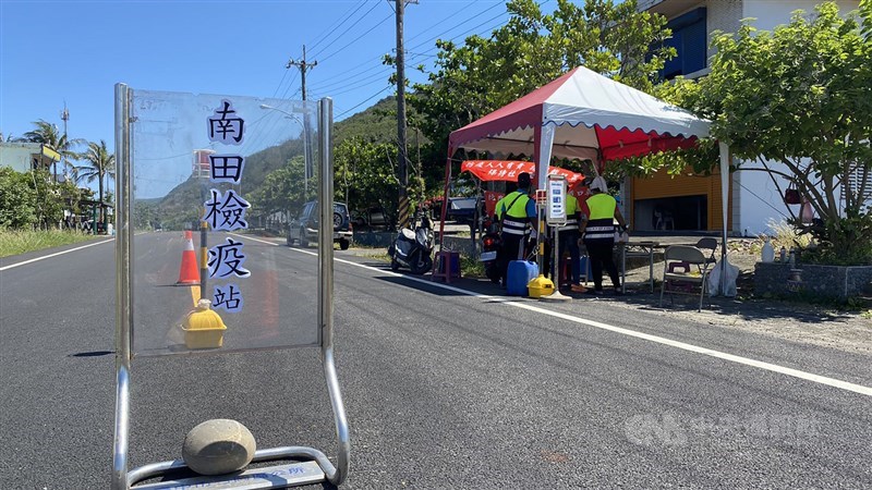 國內武漢肺炎(2019冠狀病毒疾病,COVID-19)疫情升溫,南迴線排灣族南田部落設置管制哨及檢疫站,勸離及禁止遊客進入部落。中央社記者盧太城台東攝 110年5月26日